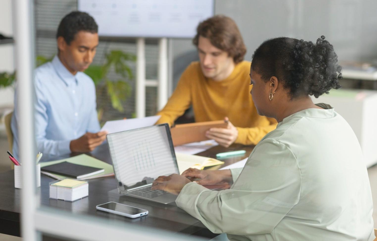 Interaktive Gruppenarbeit bei einem Finanzworkshop